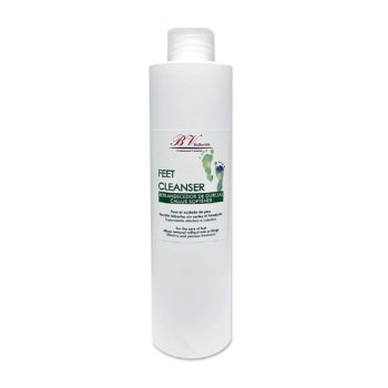 Botella blanca alta y cilíndrica con tapón de rosca y etiqueta que indica "Feet Cleanser" y "reblandecedor de durezas" junto a huellas verdes y texto en español e inglés, diseñada como limpiador y suavizante de callos para el cuidado de los pies con aspecto profesional y alta calidad.