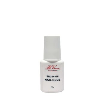 Botella blanca pequeña de pegamento para uñas con aplicador tipo pincel y tapa, etiquetada en inglés y presentada sobre fondo blanco, asociada a 'peluquería'.