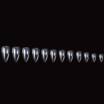 Juego de puntas de uñas postizas transparentes y brillantes en forma de estilete, dispuestas en fila por tallas sobre fondo negro con acabado profesional y alta calidad.