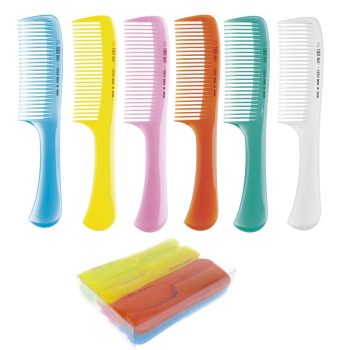 Conjunto de peines de mango en colores azul, amarillo, rosa, naranja, verde y blanco alineados sobre fondo blanco junto a un estuche de plástico transparente con peines adicionales, diseño ergonómico y alta calidad.