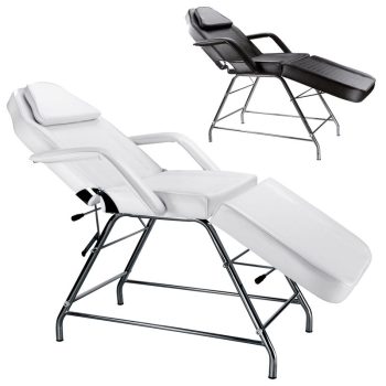 Dos sillones reclinables acolchados, uno blanco en primer plano y otro negro en segundo plano, con estructura metálica, reposapiés y reposacabezas para tratamientos de 'peluquería'.