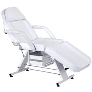 Camilla/sillón reclinable blanco acolchado con reposabrazos y reposapiés elevable, estructura metálica con cajones de almacenamiento integrados, apto para peluquería y tratamientos estéticos.