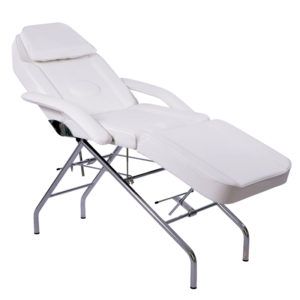 Camilla reclinable blanca acolchada con reposabrazos y estructura metálica cromada sobre fondo blanco, apta para peluquería y tratamientos estéticos.