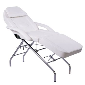 Camilla reclinable blanca acolchada con reposabrazos y estructura metálica cromada sobre fondo blanco, apta para peluquería y tratamientos estéticos.