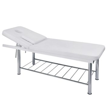 Camilla blanca acolchada con respaldo ajustable y hueco para rostro, cojín y estructura cromada con estante inferior, ideal para uso profesional.