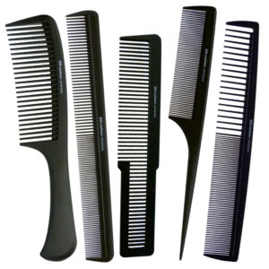 Conjunto de cinco peines negros de diferentes formas y grosores (peine de mango, cola y peines de dientes finos y anchos) sobre fondo blanco, ideales para peluquería y uso efectivo en peinados profesionales.