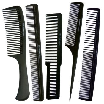 Conjunto de cinco peines negros de diferentes formas y grosores (peine de mango, cola y peines de dientes finos y anchos) sobre fondo blanco, ideales para peluquería y uso efectivo en peinados profesionales.