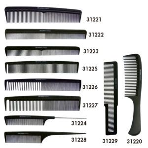 Varios peines negros de diferentes tamaños y dientes, incluyendo modelos con mango y cola, dispuestos sobre fondo blanco para peluquería premium.