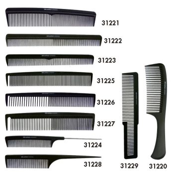 Varios peines negros de diferentes tamaños y dientes, incluyendo modelos con mango y cola, dispuestos sobre fondo blanco para peluquería premium.