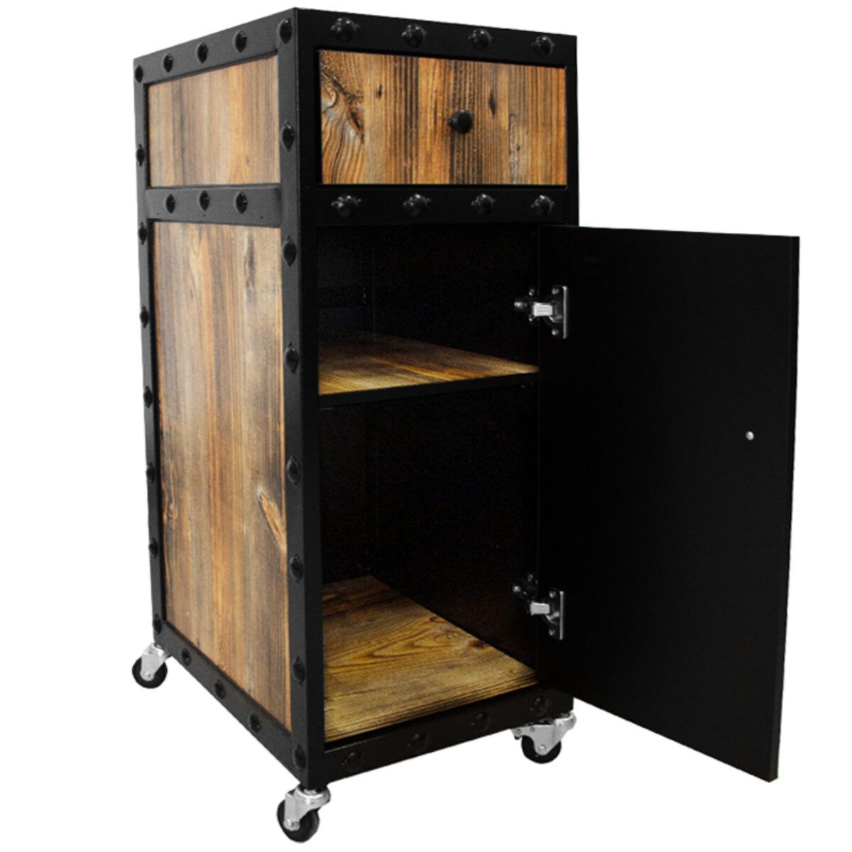 Tocador de barbería: medidas, tipos y precios 6 Mueble auxiliar industrial con estructura metálica negra y paneles de madera envejecida, con un cajón superior y una puerta abierta que revela dos estantes interiores y ruedas giratorias, de alta calidad.