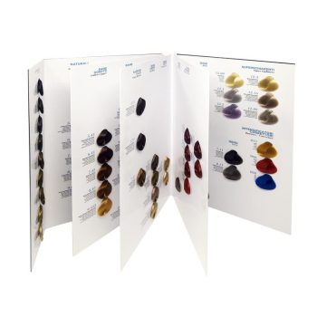 Muestrario desplegable de tintes para cabello con mechones de muestra en una amplia gama de rubios, castaños, rojos, negros y tonos intensos sobre cartulina blanca, presentado en formato plegable de alta calidad.