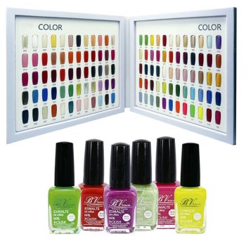 Muestrario abierto de colores para uñas con dos paneles repletos de muestras y seis botellas de esmalte en primer plano en tonos verde lima, rojo, morado, rosa pálido y amarillo, presentado con alta calidad y nitidez para facilitar la elección del tono.