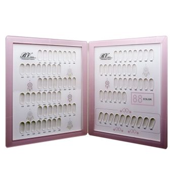 Muestrario plegable rosa para muestras de uñas con dos paneles y múltiples cavidades para esmaltes, decoración de atrapasueños y espacio para identificar tonos, pensado para mostrar opciones de color en una peluquería.