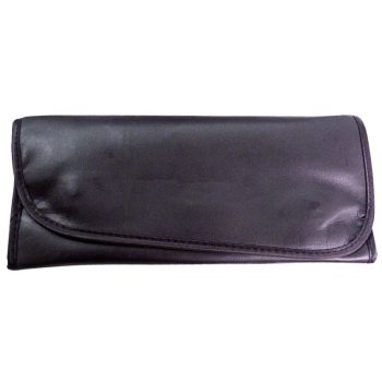 Estuche enrollable de cuero negro con solapa y costuras visibles, compacto y pensado para organizar utensilios de peluquería de forma eficiente.