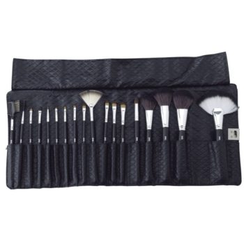 Conjunto de brochas y pinceles de maquillaje colocados en un estuche negro tipo rollo, ideal para 'peluquería'.