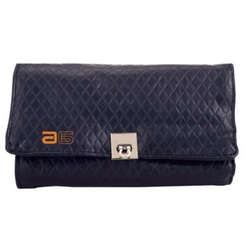 Clutch negro acolchado con patrón romboidal, solapa con cierre metálico plateado y pequeño logo naranja, ideal como accesorio de peluquería y venta a precio económico.