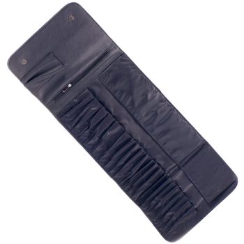 Estuche enrollable oscuro para brochas y herramientas con múltiples bolsillos elásticos en fila, varios compartimentos planos, un bolsillo con cremallera y solapa con broches, diseño compacto y de alta calidad.