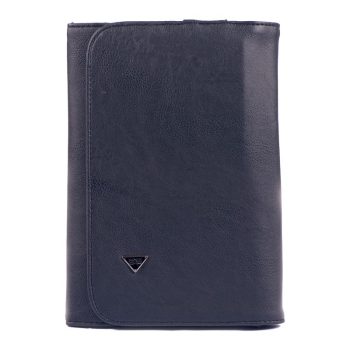 Carpeta de piel azul marino de formato vertical con solapa y pequeño logotipo metálico triangular en la esquina inferior izquierda, textura lisa y aspecto profesional.