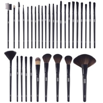 Set de brochas y pinceles de maquillaje negros de alta calidad con múltiples tamaños y formas para ojos y rostro, dispuestos ordenadamente en filas sobre fondo blanco.