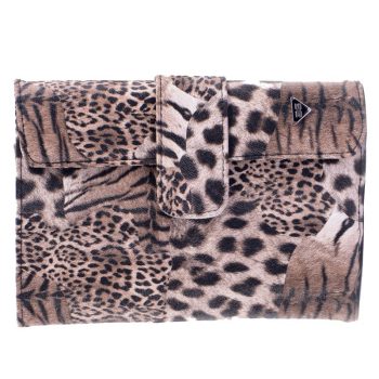Clutch rectangular con estampado salvaje de animales en tonos marrones y negros estilo parche que combina motas y rayas, cierre de solapa con textura afelpada y pequeño adorno metálico, ideal para un look 'profesional'.