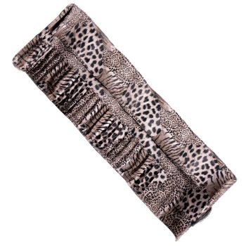 Tela rectangular estampada con motivos de leopardo y rayas, con flecos centrales, para peluquería.