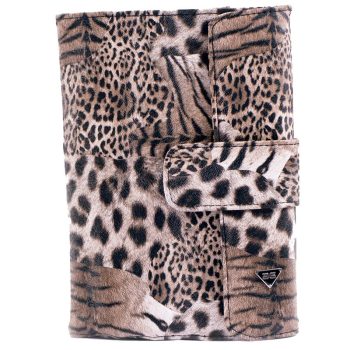 Funda de tela con estampado animal que mezcla leopardo y tigre, textura peluda, solapa con cierre de broche y pequeño emblema metálico triangular, peluquería.
