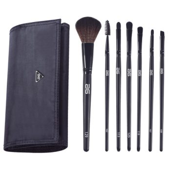 Set de brochas de maquillaje negras con estuche enrollable sobre fondo blanco que muestra una brocha grande para polvo, varios pinceles para ojos y un cepillo para cejas, de alta calidad y con buen contraste para facilitar la selección y aplicación.