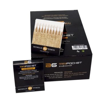 Paquete de cajas negras con sobres individuales de bastoncillos con palillos de madera y puntas de algodón blancas, presentado como producto profesional.
