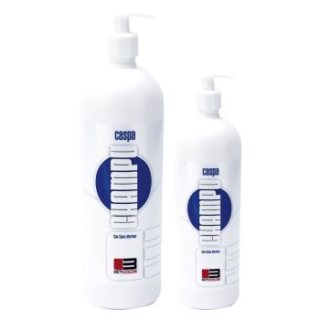 Dos botellas blancas con dispensador de champú, etiquetas con un círculo azul y la palabra "caspa", diseño minimalista y aspecto profesional ideal para promoción en mostrador.