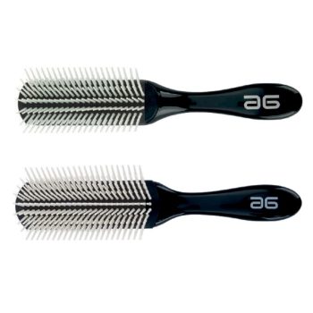 Dos cepillos para cabello dispuestos horizontalmente uno encima del otro, con mango negro ergonómico y cabezal ovalado de densas púas blancas metálicas, con acabado elegante y apariencia de alta calidad.