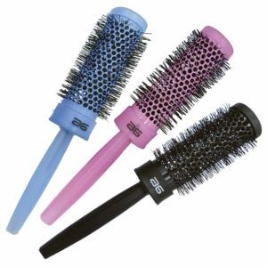 Tres cepillos redondos para peinar en azul, rosa y negro con barril metálico perforado, cerdas densas y mango ergonómico que transmiten una apariencia de alta calidad.