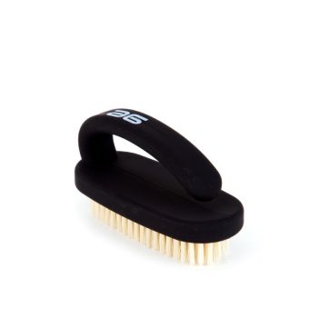 Cepillo ovalado negro con asa acolchada y cerdas claras para sujeción manual, pensado para peluquería y disponible con opción de pago flexible.