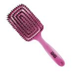Cepillo tipo paleta de color rosa con cerdas negras dispuestas en filas sobre una almohadilla rectangular y mango ergonómico con orificio para colgar, alta calidad.