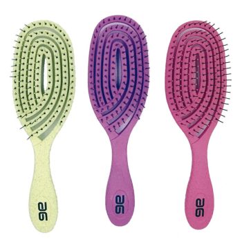 Tres cepillos para el cabello ventilados de diseño ovalado en tonos verde, morado y rosa con cerdas de puntas redondeadas y mango ergonómico, presentados en alta calidad.