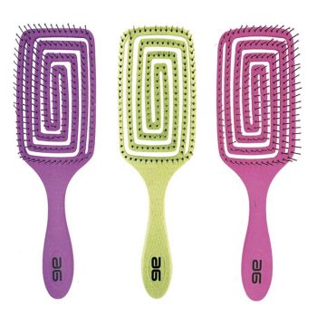 Tres cepillos tipo paleta ventilados alineados (morado, verde lima y rosa) con cabezal rectangular de ranuras en espiral y cerdas negras sobre fondo blanco, apariencia profesional.