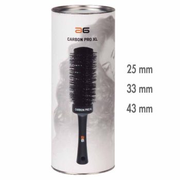 Envase cilíndrico que muestra un cepillo redondo negro para cabello sobre fondo con la imagen de una mujer y texto que indica tres tamaños diferentes, presentado como producto de alta calidad.