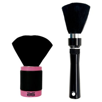 Dos brochas para peluquería sobre fondo blanco: una de mango largo negro con cerdas densas y otra retráctil con base rosa y cerdas en forma de abanico.