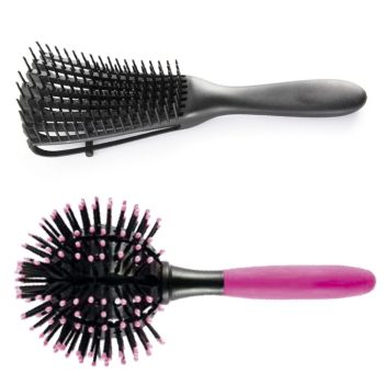 Dos cepillos para el cabello sobre fondo blanco: uno negro rectangular tipo ventilado con cerdas flexibles y otro redondo con mango rosa y puntas rosadas en las cerdas, ambos con diseño ergonómico y apariencia de alta calidad.
