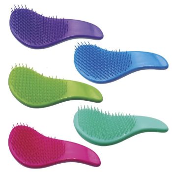 Cinco cepillos desenredantes de plástico con mango ergonómico en colores morado, azul, verde, turquesa y fucsia sobre fondo blanco, accesorios de peluquería.