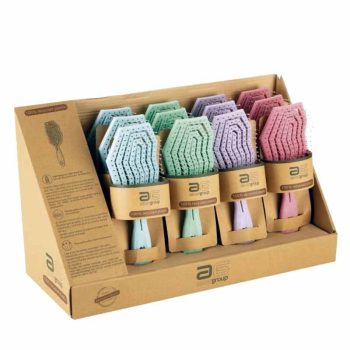 Expositor de cartón con varios cepillos ventilados para pelo en tonos pastel (azul, verde, lila y rosa) presentados en paquetes individuales listos para peluquería.