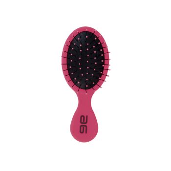 Cepillo de pelo ovalado rosa con base acolchada negra y cerdas con puntas redondeadas sobre un mango ergonómico, apto para acabado profesional y verificado.