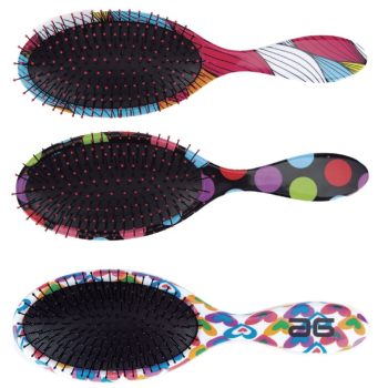 Tres cepillos de pelo ovalados con cojín negro y púas rematadas en rosa, mangos ergonómicos con estampados vibrantes (rayas, lunares y corazones) profesional.