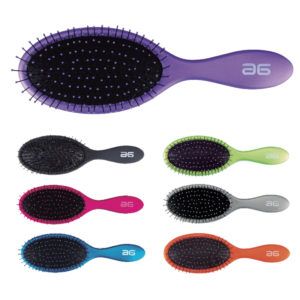 Varios cepillos de pelo ovalados acolchados en colores morado, negro, verde, rosa, gris, azul y naranja con cerdas de puntas redondeadas y diseño ergonómico pensado para uso profesional.