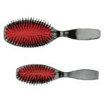 Cepillo de pelo innovador con cojín rojo y cerdas negras