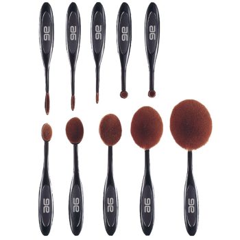 Juego de diez brochas ovaladas de distintos tamaños con mangos negros y cabezales de cerdas marrones, dispuestas en filas para uso en maquillaje profesional en peluquería.