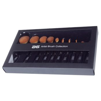 Estuche negro con ventana transparente que muestra un juego de pinceles ovalados de cerdas marrones organizados en fila, diseñado para maquillaje profesional de alta calidad.