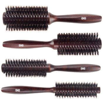 Cepillos redondos de mango de madera oscura con cerdas densas en diferentes tamaños, dispuestos horizontalmente y diseñados para peinar y dar volumen, alta calidad.