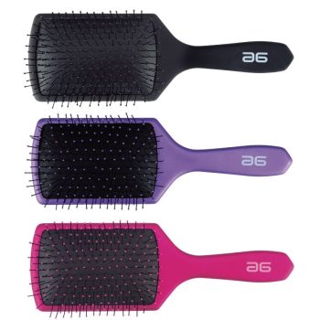 Tres cepillos de paleta para cabello en negro, morado y rosa con almohadilla acolchada y cerdas con puntas redondeadas dispuestos verticalmente sobre fondo blanco, imagen relacionada con salón de belleza.
