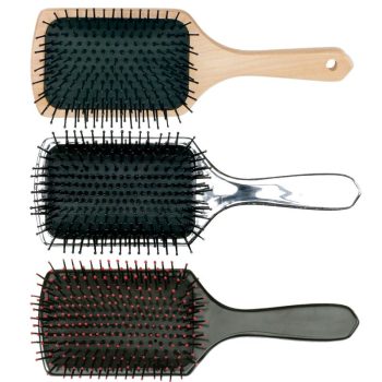Tres cepillos tipo pala alineados verticalmente sobre fondo blanco — uno con mango de madera, otro metálico y otro negro con puntas rojas en las cerdas — accesorios de peluquería con fondo limpio para visualización online.