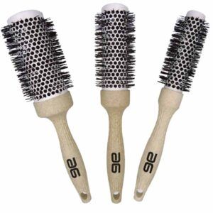 Set de tres cepillos redondos con mango de madera, barril ventilado con perforaciones y cerdas negras, ideales para peinados con volumen, alta calidad y disponibles en oferta.